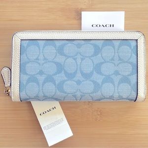 ♥️Coach signature jacquard accordion zip wallet.